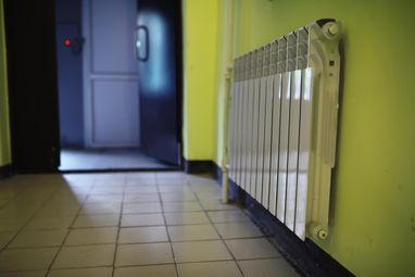 Тепло уже получают 10 заведений здравоохранения, 13 детсадов и 16 школ.