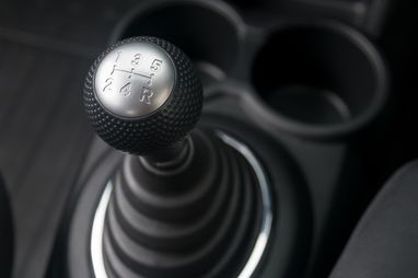 Автовиробники оголосили про закінчення виробництва культових моделей авто з ручною коробкою передач
