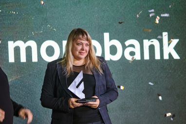 Заместитель председателя правления monobank Юлия Акуленко с наградой