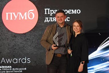 Директор департаменту-трайбу некредитних продуктів ПУМБ Дмитро Коваль отримує нагороду з рук СМО компанії Credit7 Юлії Морарь