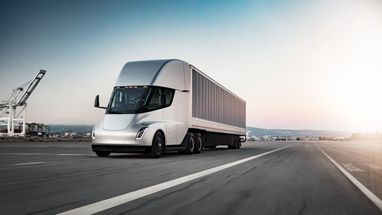 Tesla начинает принимать заказы на свой полуэлектрический грузовик с запасом хода 500 миль