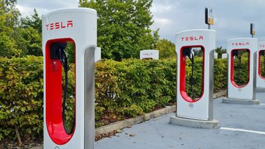 Tesla разрабатывает крупнейшую в мире зарядную станцию ​​сети Supercharger