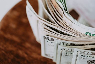 Грошові перекази в Україну продовжують скорочуватися