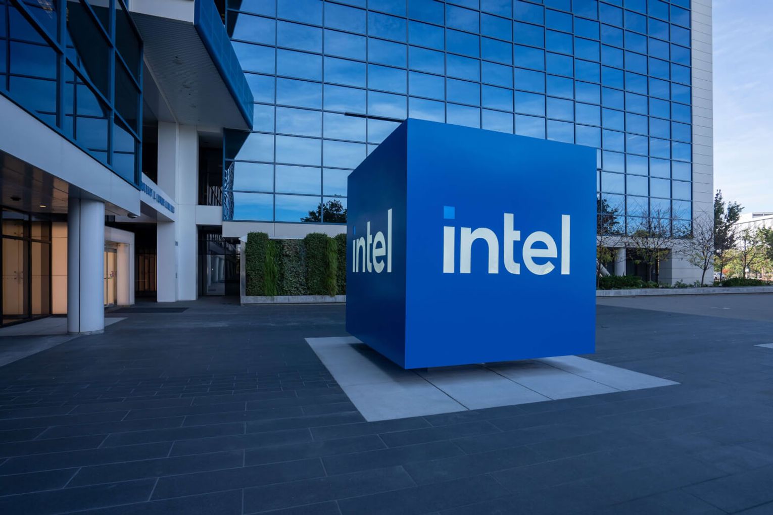 Intel готує чергові скорочення працівників у підрозділі дата-центрів