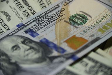 Долар впаде за 4 місяці: Роберт Кійосакі розповів, у що краще інвестувати