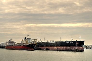 Танкер с российской нефтью арестовали в Европе из-за санкций