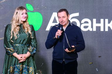 CEO Treeum Валерия Лунева (слева) и председатель Правления Абанка Кандауров Юрий Васильевич с наградой (справа)