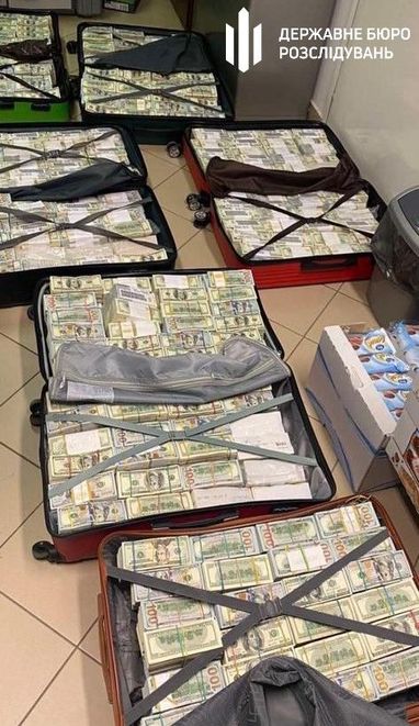 Из Украины без декларирования вывезли более 28 млн долларов в чемоданах: дело расследует СБУ