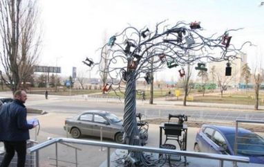В Киеве появилось металлическое дерево (фото)