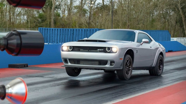 Dodge представили прощальный Challenger с рекордным разгоном (видео)