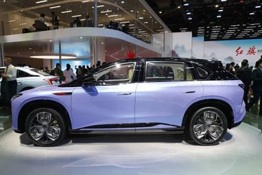 В Шанхае показали новый электрический кроссовер Hongqi E202