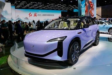 В Шанхае показали новый электрический кроссовер Hongqi E202