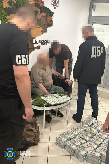 Адвоката затримали під час отримання $3,8 млн