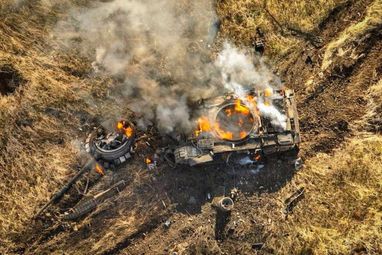 российский танк горит в поле вблизи г. Угледар Донецкой области, фото: Генштаб ВСУ