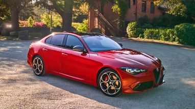 Компания Alfa Romeo показала эксклюзивные Stelvio и Giulia