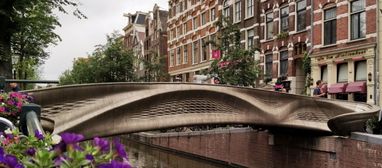 В Амстердамі відкрили перший в світі сталевий міст, надрукований на 3D-принтері