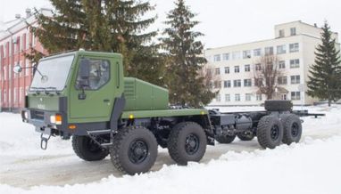 АвтоКрАЗ изготовил новый мощный тягач для военных (фото)