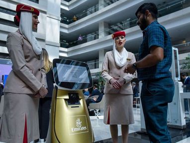 Авиаперевозчик Emirates представил робота для регистрации пассажиров