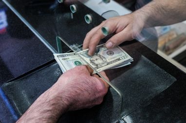 У чому суть нових правил Нацбанку для поводження з валютою в Україні — роз’яснення економіста