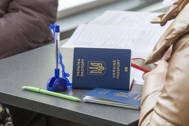 У Паспортному сервісі пояснили, хто з чоловіків може отримати документи за кордоном