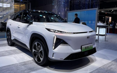 Geely представила новый гибридный кроссовер без радиаторной решетки (фото)