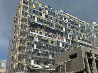 Пошкоджена будівля «Охматдиту»