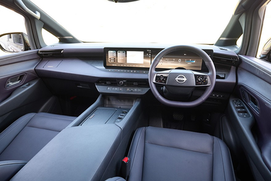 Інтерʼєр Nissan Elgrand