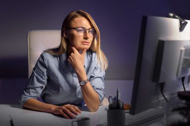 Женщина работает за компьютером