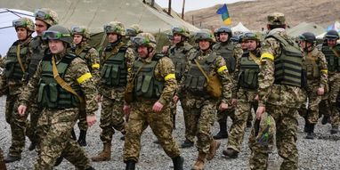 100 тыс. грн в месяц — Зеленский объявил новые зарплаты военным