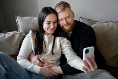 Пара женится онлайн