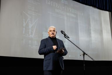 Речь на сцене перед премьерным показом фильма Битва за гривну в кинотеатре.