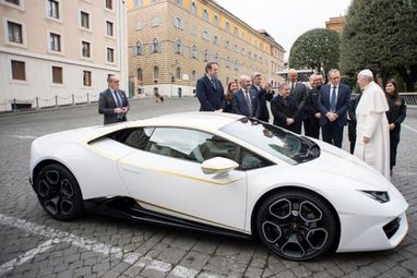 Папа Римський продасть Lamborghini на аукціоні (фото)