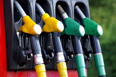 США вивільняють стратегічні запаси бензину, аби знизити ціни на заправках