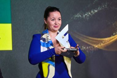 Член правления Ощадбанка, ответственный за микро-, малый и средний бизнес — Наталья Буткова-Витвицкая с наградой FinAwards.