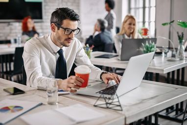 Мужчина работает в офисе