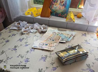 В ручной клади женщина везла более миллиона гривен в разной валюте, золотые украшения и документы на недвижимость