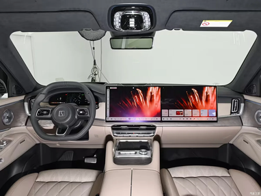 На передній панелі встанновили три екрани