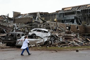 Жахи американського торнадо: кількість загиблих вже сягнула 91 людини (ФОТО)