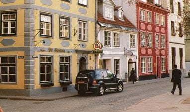 россиянам и белорусам запретили покупать недвижимость в Латвии: принят закон