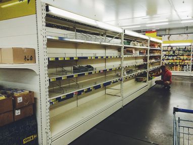 Голодна Росія: з полиць московських магазинів пропадають продукти (ФОТО)