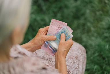 Хто з пенсіонерів отримає надбавки у травні (умови та розміри)