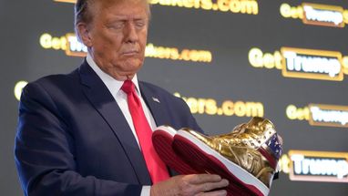 Трамп представив власну марку золотих кросівок за $399