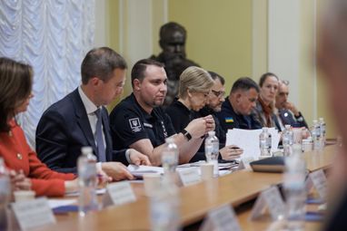 Головною темою зустрічі стала координація дій органів влади, міжнародних донорів і гуманітарних організацій.