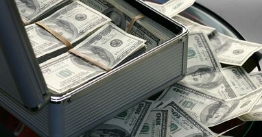 США запретили поставки долларовых банкнот в россию