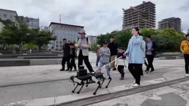 У Китаї створили шестиногого робота-поводиря для людей з вадами зору (фото)
