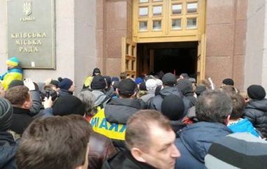 Митингующие захватили здание КГГА и Дом Профсоюзов на Майдане Независимости в Киеве (ФОТО)