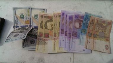 Киевские мошенники меняли валюту на сувенирные фантики (фото)