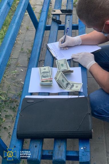 Продавали доллары за 45% от стоимости: СБУ разоблачила группу фальшивомонетчиков