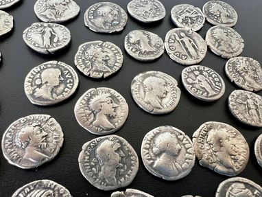 Киевские таможенники обнаружили в посылке в США 210 старинных монет