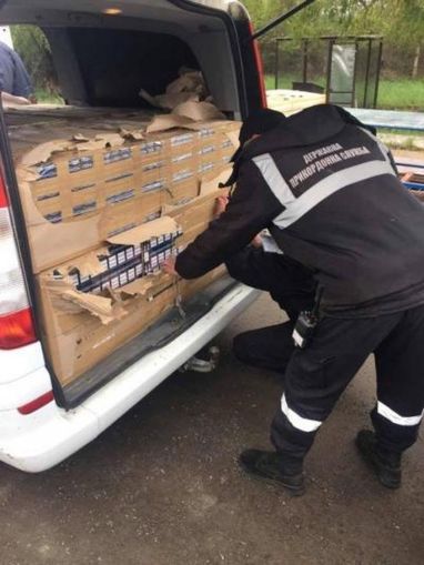 На Закарпатье задержали микроавтобус с сигаретами с дипломатическими номерами